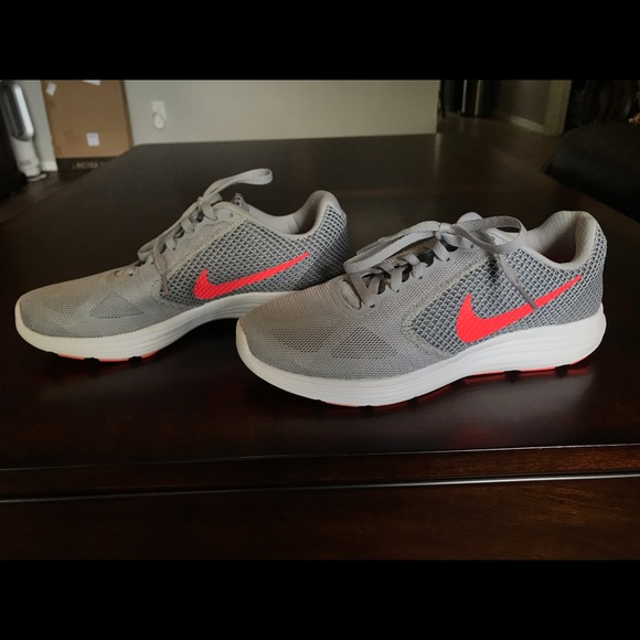 Nike women’s gray and orange tennis shoes size 7 - Picture 2 of 6